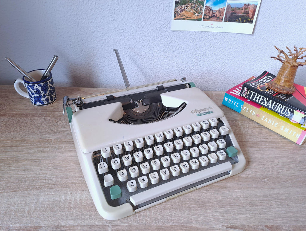 Script (cursive) Olympia Splendid 33 Typewriter