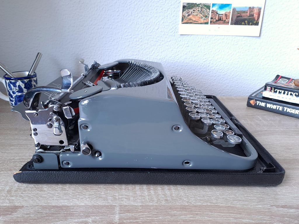 Harrods Invicta Typewriter (MP1)