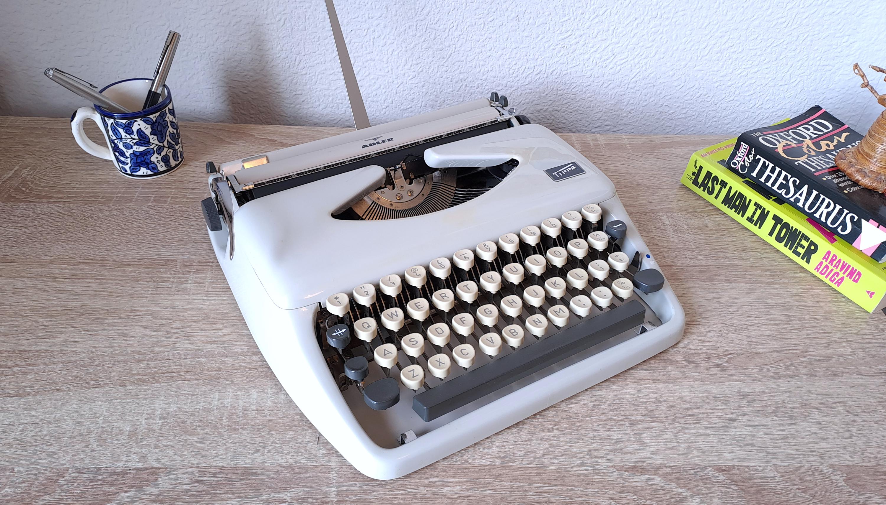 Script (cursive) Adler Tippa Typewriter