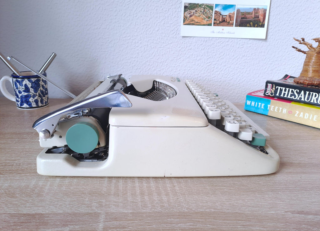Script (cursive) Olympia Splendid 33 Typewriter