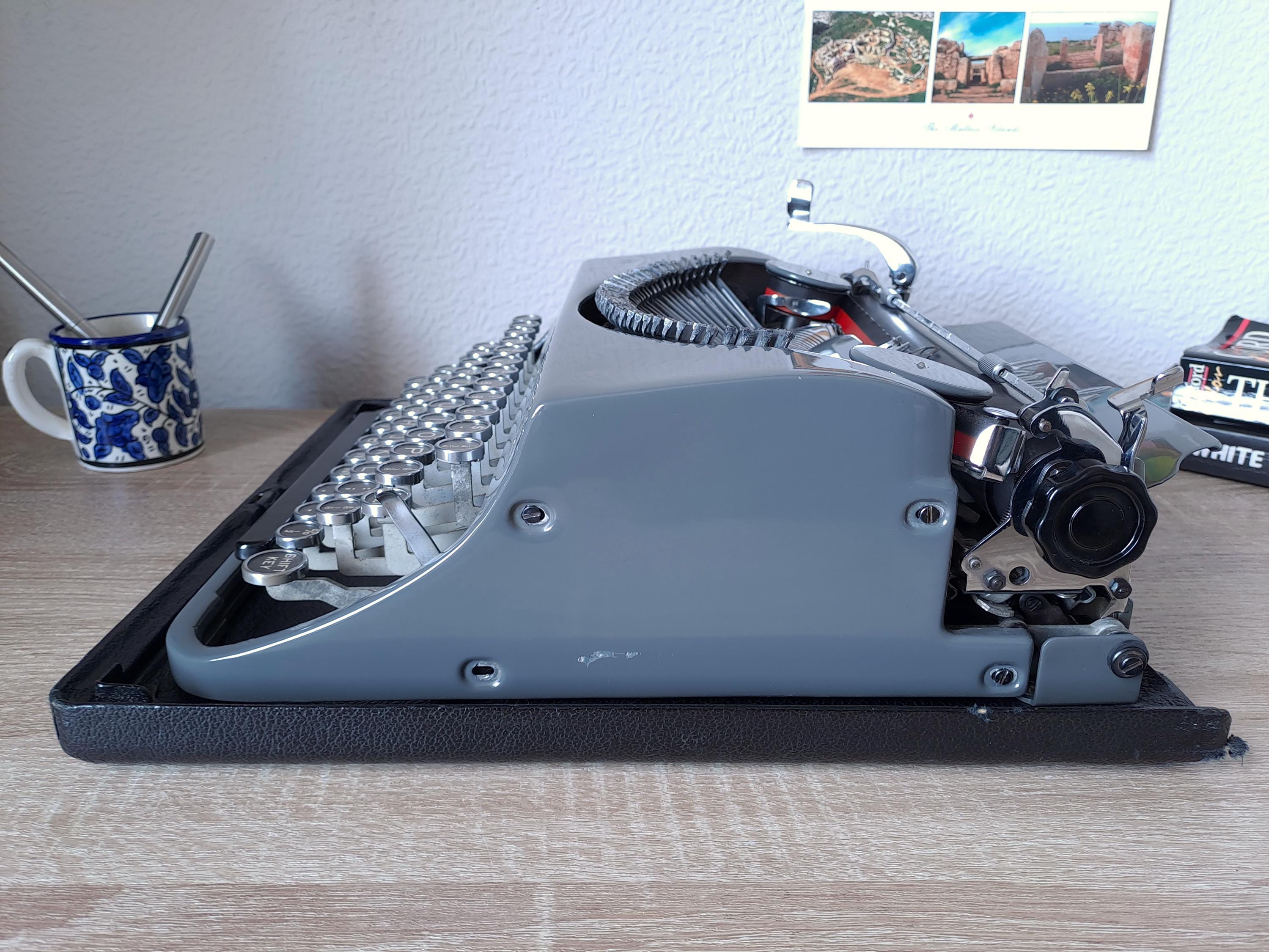 Harrods Invicta Typewriter (MP1)
