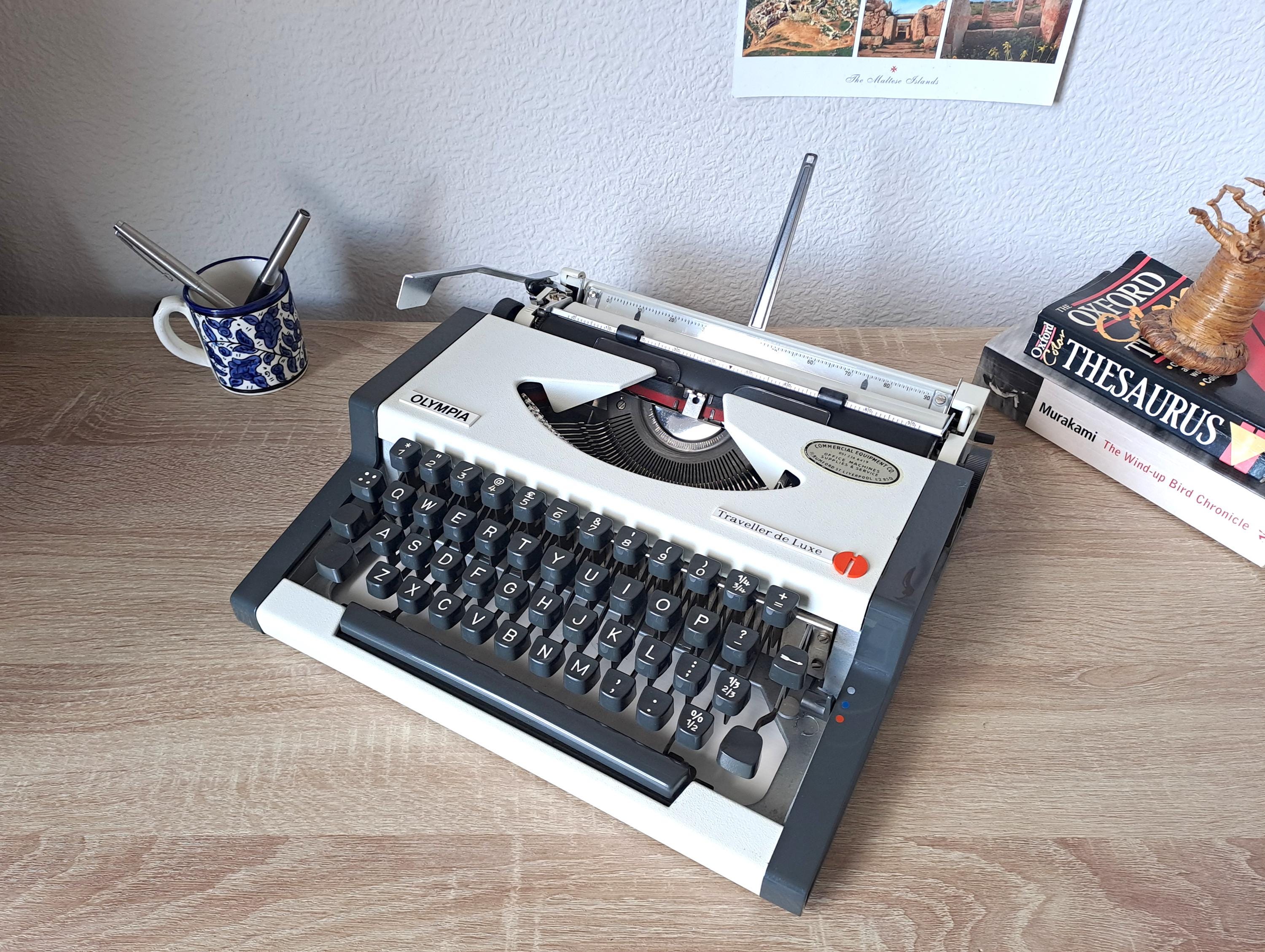 Script (cursive) Olympia Traveller de Luxe Typewriter