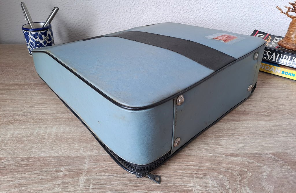 Olivetti Lettera 22 Typewriter
