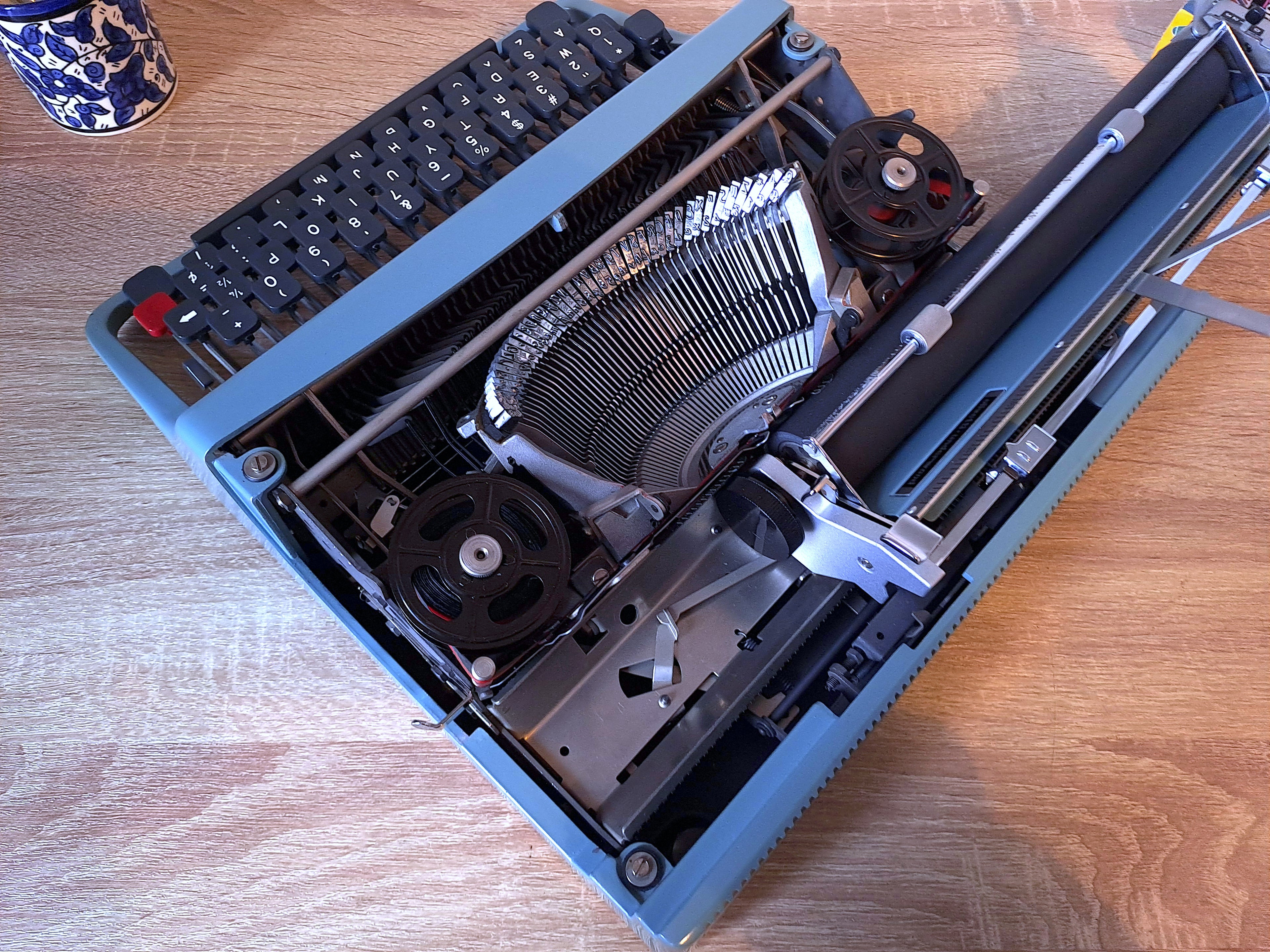 Script (cursive) Olivetti Lettera 32 Typewriter