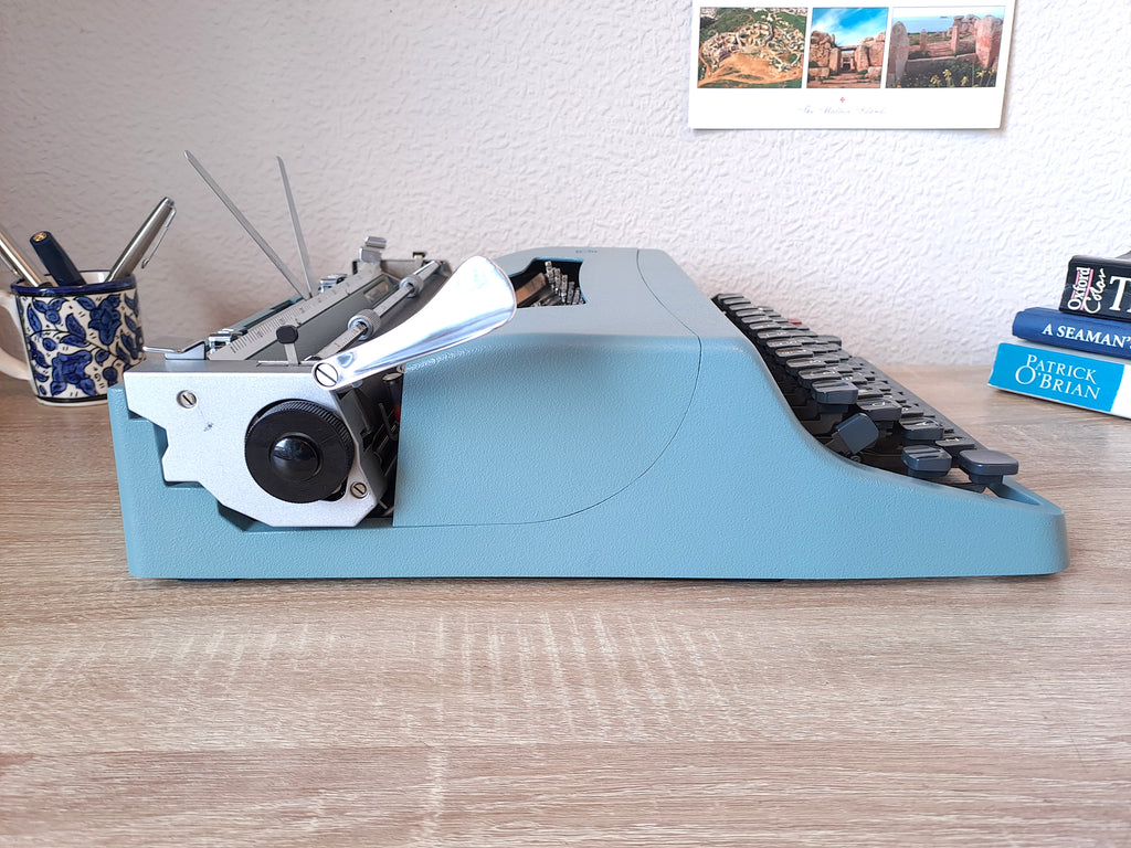 Olivetti Lettera 32 Typewriter