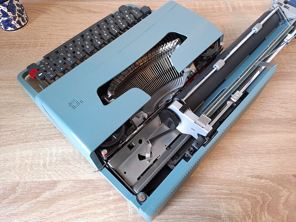 Olivetti Lettera 32 Typewriter