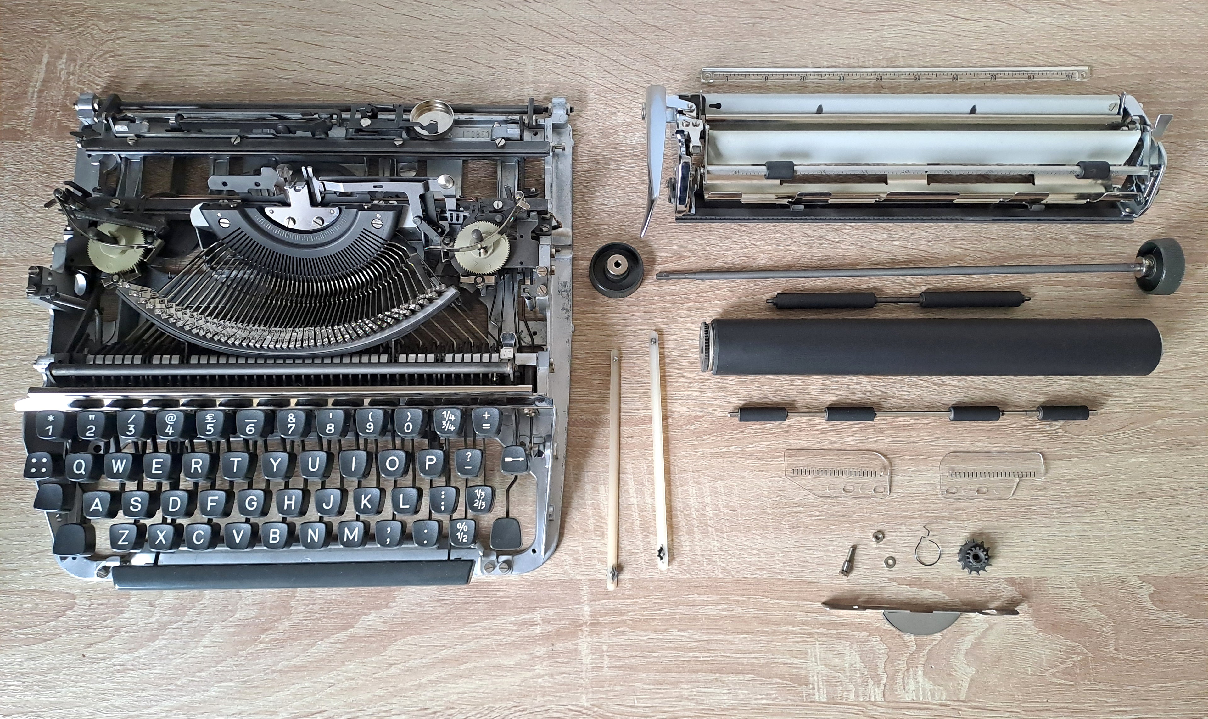 Script (cursive) Olympia Splendid 66 Typewriter