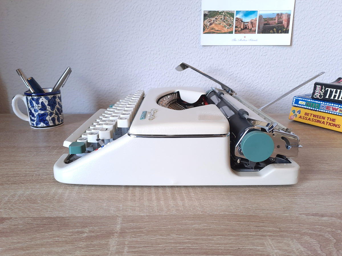 Olympia Splendid 66 typewriter with italic typeface, right side view