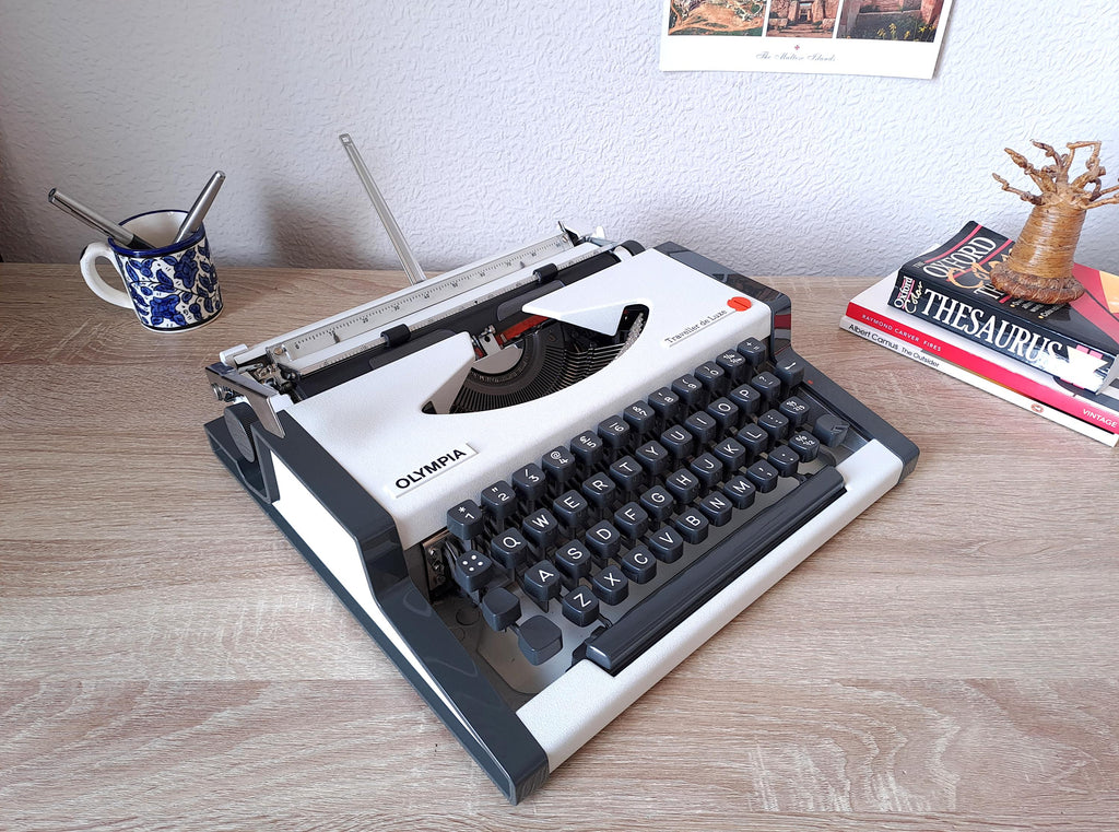 Script (cursive) Olympia Traveller de Luxe Typewriter