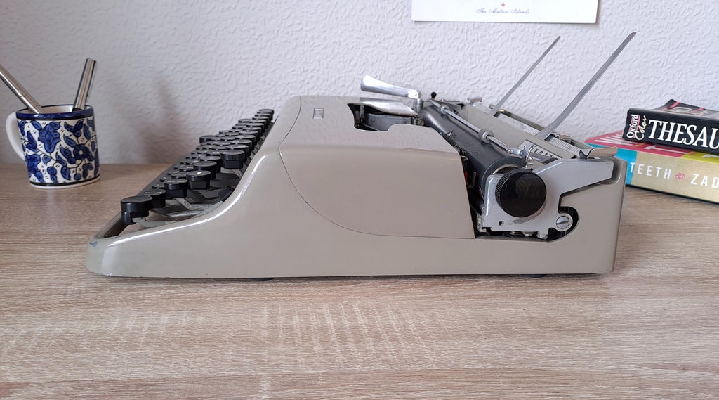Olivetti Lettera 22 Typewriter