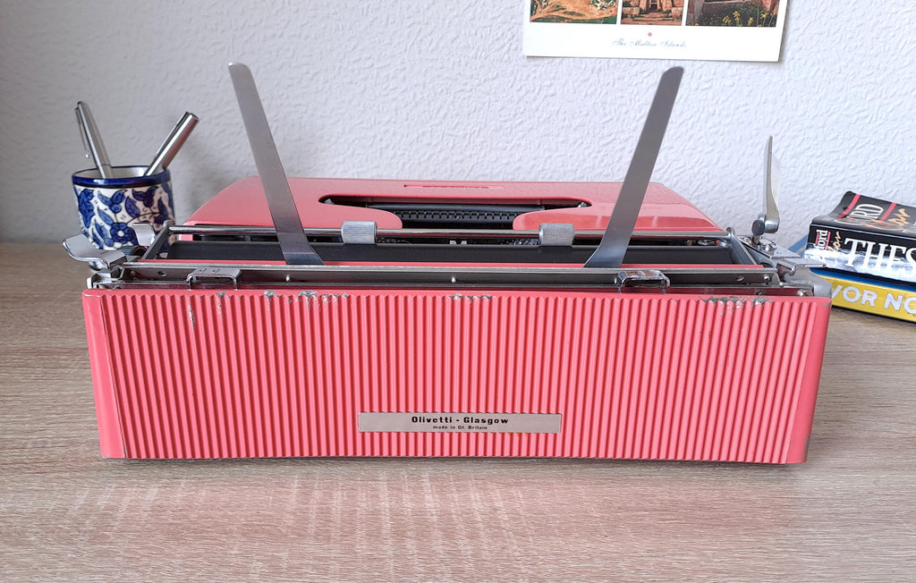 Olivetti Lettera 22 Typewriter