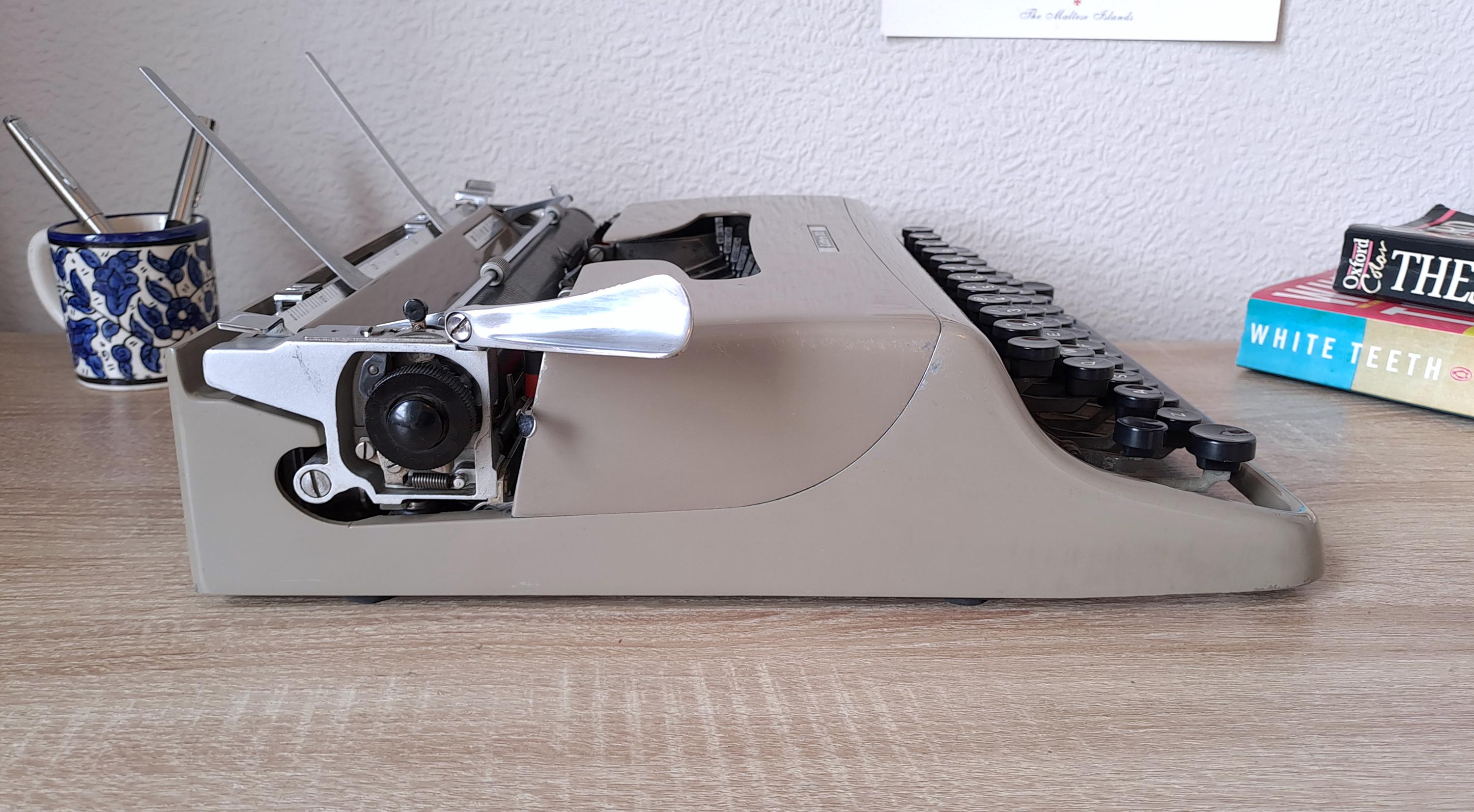 Olivetti Lettera 22 Typewriter